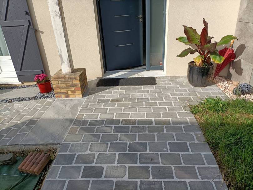 amnagement d'entre d'une maison avec rampe et escalier en pavs et dalles de grs gris.