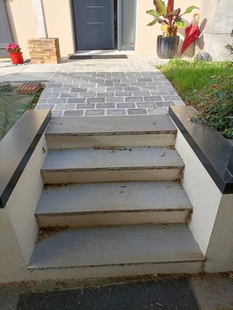 amnagement d'entre d'une maison avec rampe et escalier en pavs et dalles de grs gris.