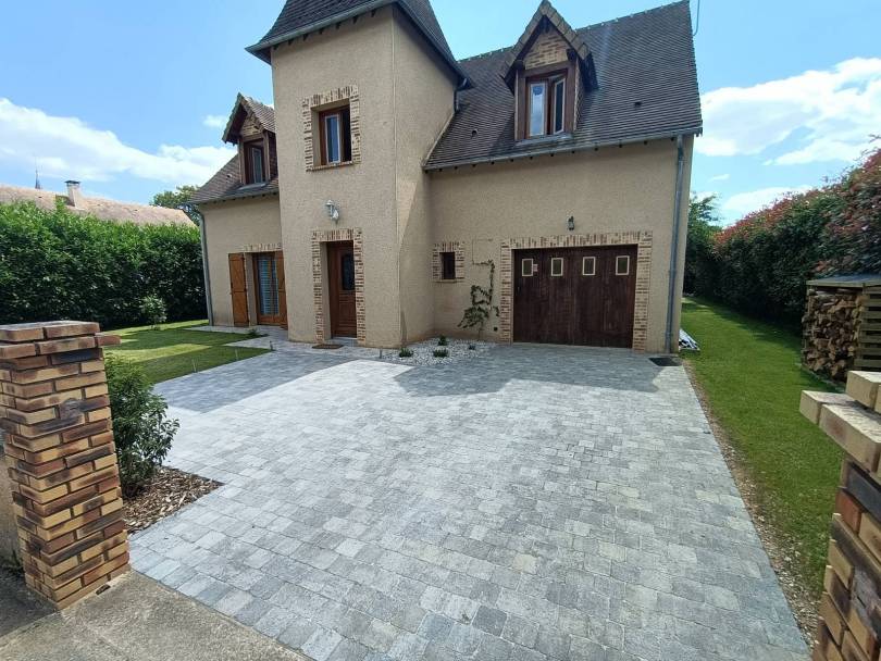 Ramnagement dune cours de maison avec revtement en pav bton vieillit gris nuanc