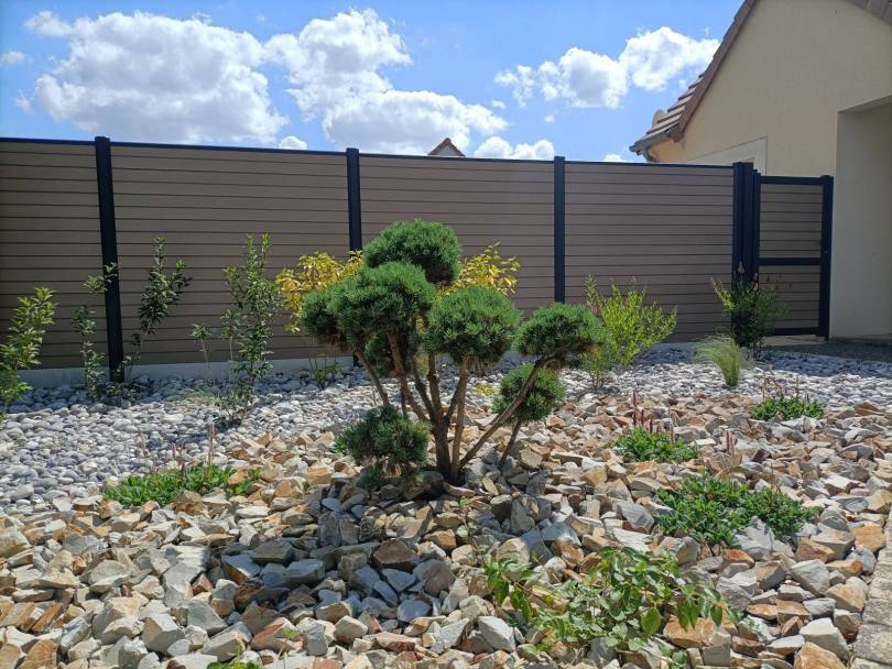  clture et portillon composite, massifs de plantes zen et pur.