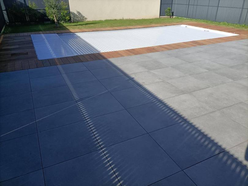 Terrasse mixte de bois exotique et carrelage sur plot 