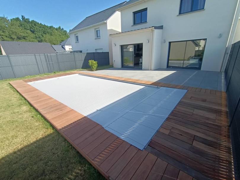 Terrasse mixte de bois exotique et carrelage sur plot