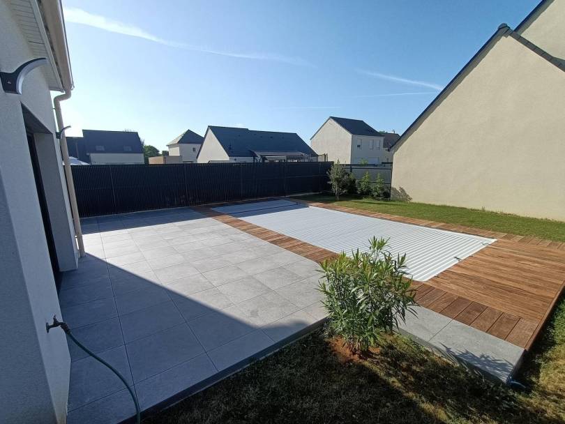 Terrasse mixte de bois exotique et carrelage sur plot