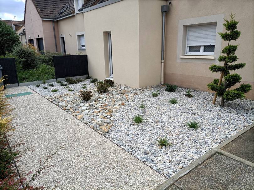 All�e en dalle alv�ol�e gravillonn�e et paillage min�ral naturel