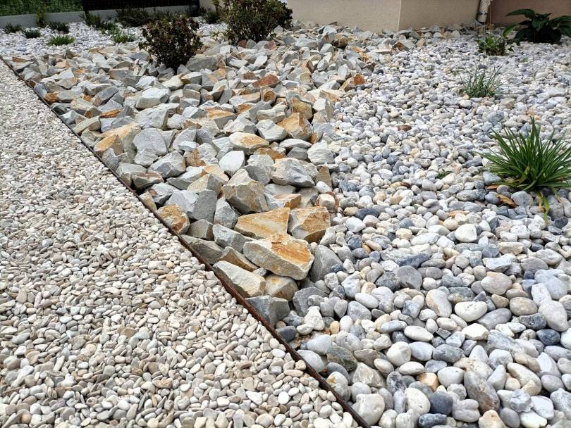 All�e en dalle alv�ol�e gravillonn�e et paillage min�ral naturel