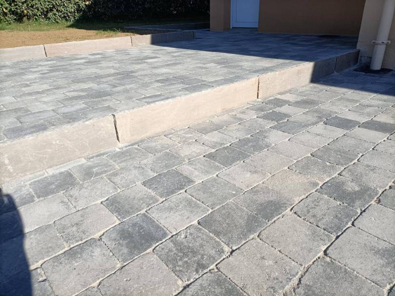  R�novation d�un espace terrasse et all�e gr�ce � pavage gris nuanc� vieillit