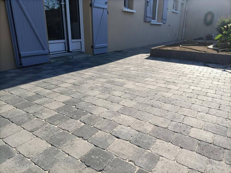 R�novation d�un espace terrasse et all�e gr�ce � pavage gris nuanc� vieillit