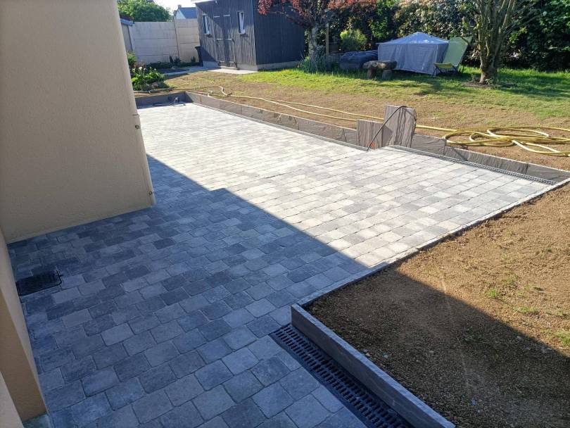 pavage gris nuanc� vieillit et des retenues de terre en gr�s ocre