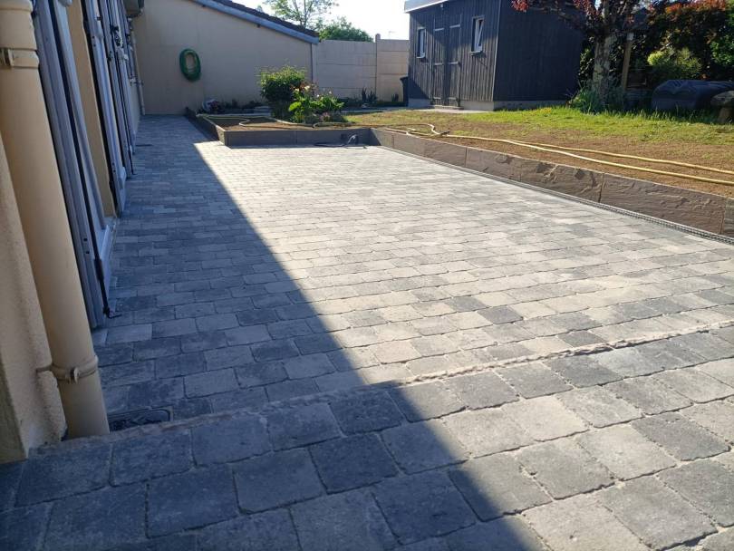 pavage gris nuanc� vieillit et des retenues de terre en gr�s ocre