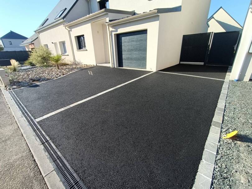 enrob� noir � chaud, bordure et pavage en gr�s gris