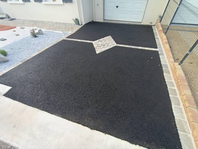 enrob� noir � chaud, bordure et pavage en gr�s gris