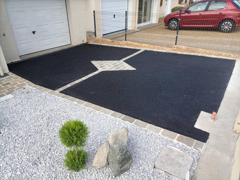 enrob� noir � chaud, bordure et pavage en gr�s gris