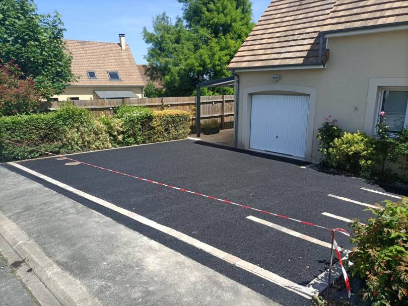 enrob� noir � chaud, bordure et pavage en gr�s gris